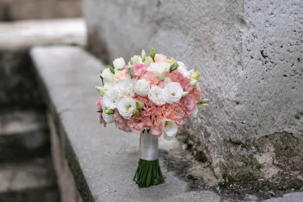 Gelin Buketi Gelinin Buketi Beyaz Bir Buket Çiçekler Yeşillik Uzun — Stok fotoğraf