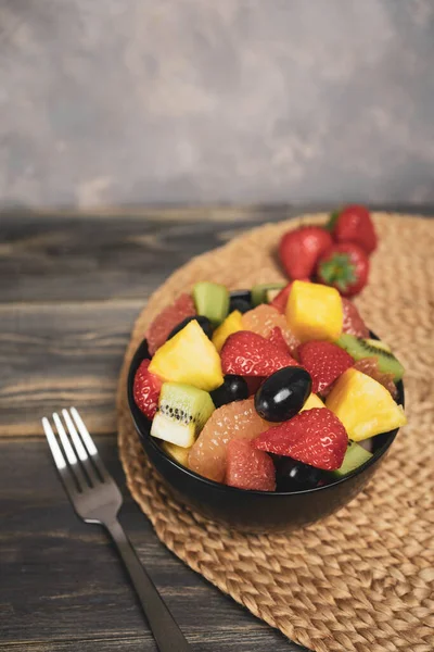 Fresh Fruit Salad Top View Bowl Wooden Background Vegetarian Food — Stock Photo, Image