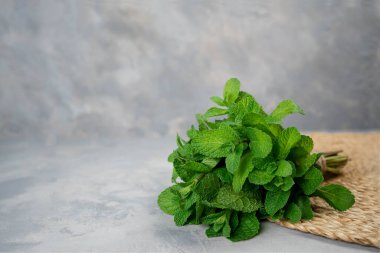 Nane, nane şekeri, nane şekeri ve gri arka planda sicimle tutturulmuş. Nane aromalı yapraklar. Naneli şeker. BIO Nanesi.