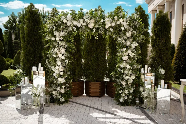 Boda Ceremonia Boda Arco Arco Decorado Con Flores Blancas Pie — Foto de Stock
