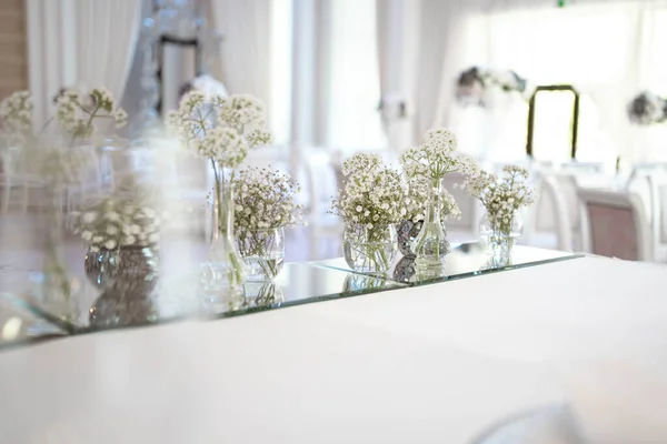 Mesa Principal Una Recepción Boda Con Hermosas Flores Frescas Día — Foto de Stock