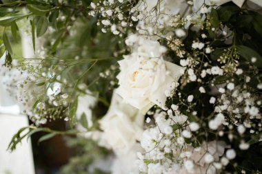 Düğün süslerini beyaz taze çiçeklerle kapatın. Yumuşak bir düğün ayarlaması. Düğün günü..