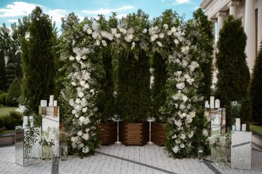 Düğün için. Düğün töreni. Kemer. Tören alanında, ormanda duran beyaz çiçeklerle süslenmiş kemer. Düğün günü..