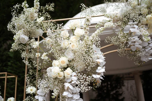 Arco Casamento Com Rosas Brancas Rosa Arco Decorado Com Flores — Fotografia de Stock