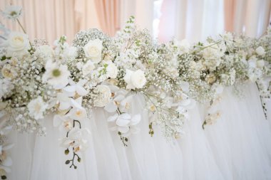 Düğün resepsiyonundaki ana masa. İçinde güzel çiçekler ve mumlar var. Düğün günü..