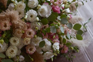 Düğün resepsiyonundaki ana masada güzel taze çiçekler var. Düğün günü..