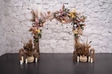 Tören için güzel alışılmadık boho şık düğün kemeri