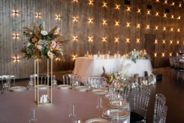 Boho düğün dekoru. Kurumuş çiçeklerle, çiçeklerle, mumlarla, boho stiliyle düğün süslemeleri. Düğün günü..