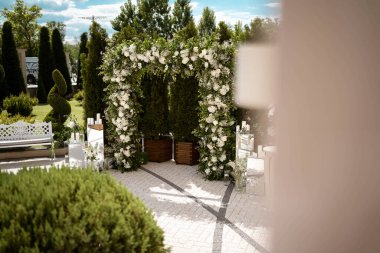 Düğün için. Düğün töreni. Kemer. Tören alanında, ormanda duran beyaz çiçeklerle süslenmiş kemer. Düğün günü..