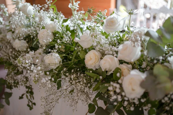 Zbliżenie Kompozycji Kwiatowych Stołu Głównego Weselu Pięknymi Kwiatami Dzień Ślubu — Zdjęcie stockowe
