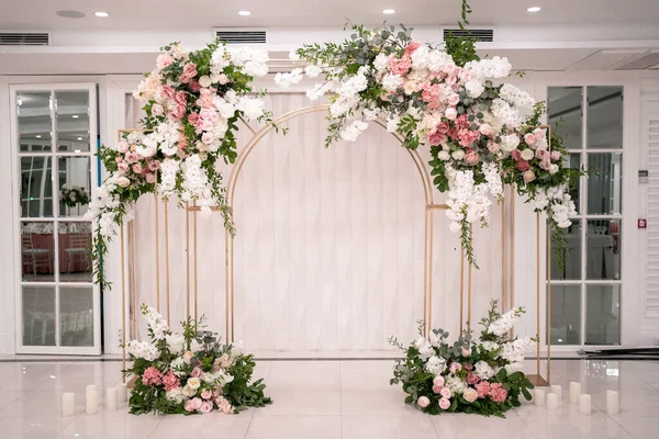 Arco Para Cerimônia Casamento Decorado Com Flores Brancas Rosa Dia — Fotografia de Stock