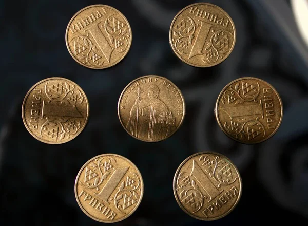 Monedas se encuentran en el vidrio — Foto de Stock