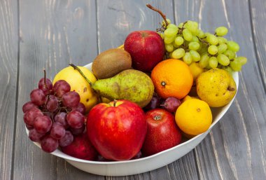 Tabakta taze meyve var, beyazda izole edilmiş..