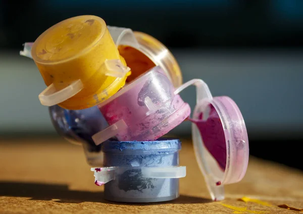 Renkli boya kutuları seti, boyama arka planı. İlginç bir düzen.