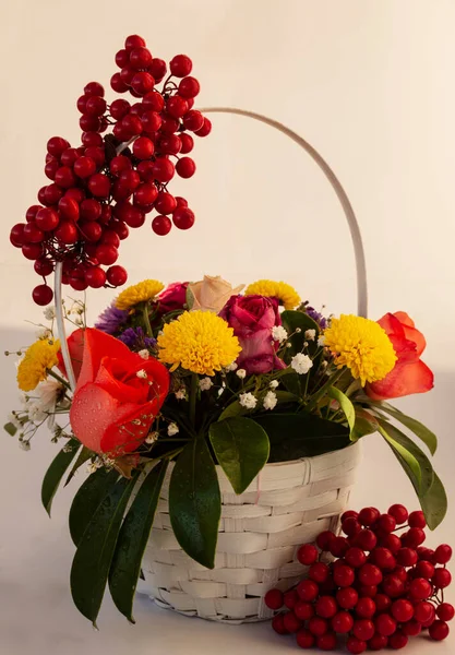 Hermosas Flores Una Cesta — Foto de Stock
