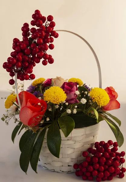 Sepetten güzel çiçekler..