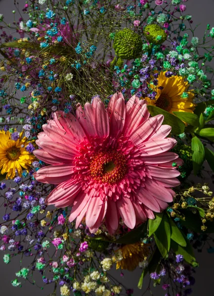 Sepetten güzel çiçekler..