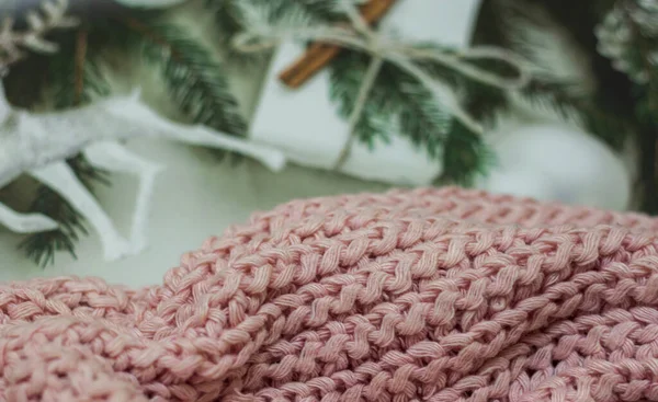 El yapımı örgü ürünleri ve pastel renkli ipliklerin bileşimi.