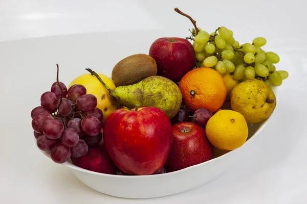 Tabakta taze meyve var, beyazda izole edilmiş..