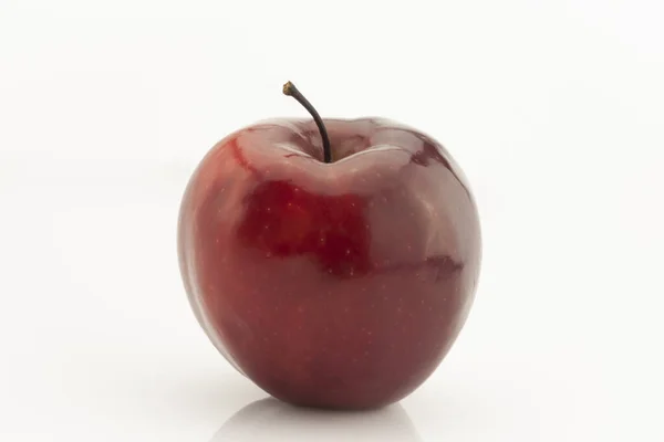 Beyaz arkaplanda kırmızı elma meyvesi izole