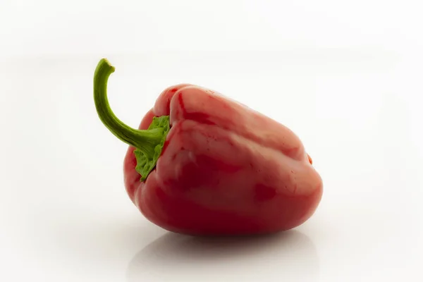 Beyaz arkaplanda kırmızı tatlı biber izole.