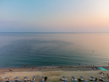 Akşamüstü kumsalın kuş bakışı görüntüsüyle