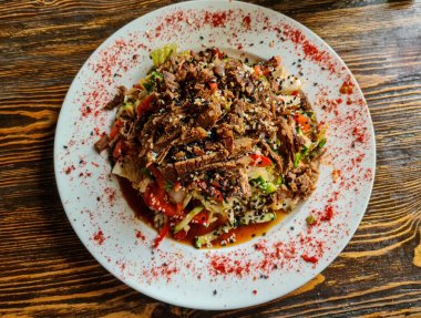 Masada sığır etli Tayland salatası