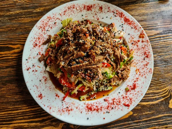 Masada sığır etli Tayland salatası