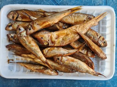 bir tabak içinde füme balık