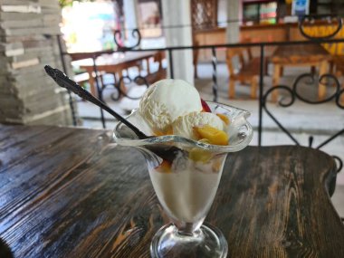 Kafedeki masada meyveli lezzetli dondurma.
