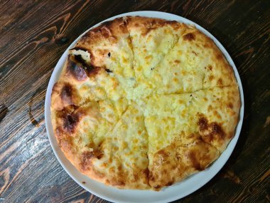 Masasında peynir olan Khachapuri.