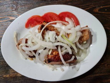 Sebzeli domuz kebabı.