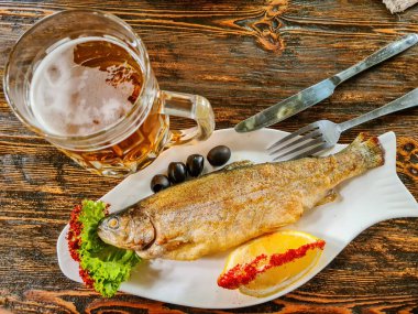 Hafif birayla tütsülenmiş alabalık.