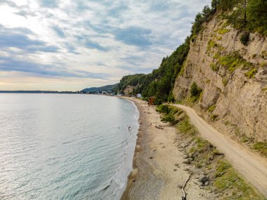 Kumsalın sahil şeridine kuş bakışı bir bakış..