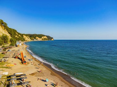 Deniz ve mavi gökyüzünün kuş bakışı görüntüsü.