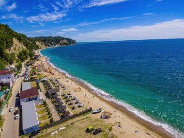 Parlak bulutlu masmavi denizin kuş bakışı görüntüsü