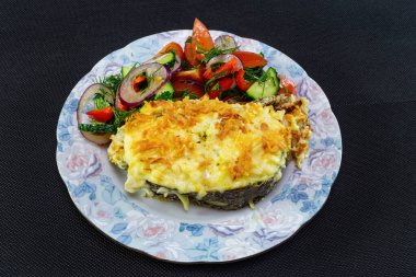 Peynirli ve sebze salatalı fırında balık.