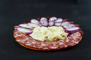 Suluguni peynirli, mavi soğanlı, yakın plan soğuk et.