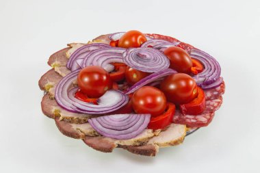 Sosis ve soğanlı ve kiraz domatesli soğuk pirzola.