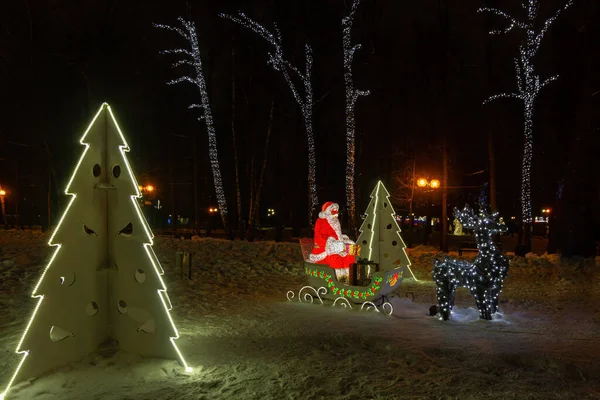 Decorazioni Con Babbo Natale Nel Parco — Foto Stock