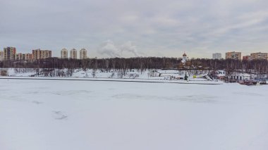 Buz nehrinin kuş bakışı görüntüsü ve kışın şehrin altyapısı.
