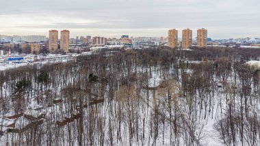 Parkın üstündeki kış şehri kuş bakışı.