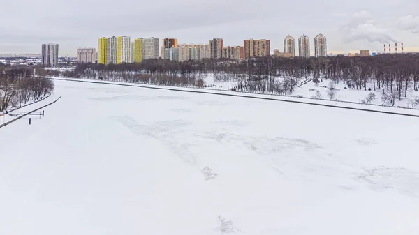 从高处可以看到冬季结冰的河流和城市的堤岸 — 图库照片