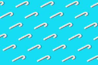 Mavi arka planda şeker kamışı deseni. Noel kompozisyonu. Xmas fikri. 2022