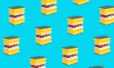 Sarı bulaşık süngeri ve kırmızı Noel süslerinden bir hamburger yaptım. Obezite için örnek tarif. Yaratıcı bir fikrin mavi arka planı. Fast food.