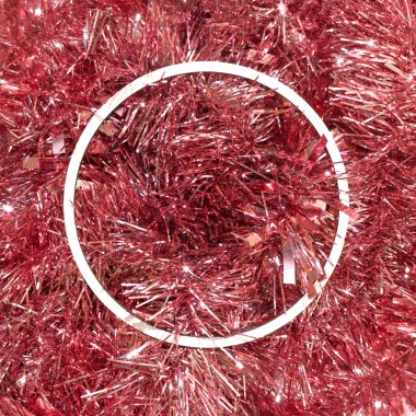 Pembe şakayık renginde parıltılı süslemeli Noel beyazı çerçevesi. Kış yaratıcı geçmişi. Yeni yıl ya da Noel konsepti. Kutlama ve parti düzeni.