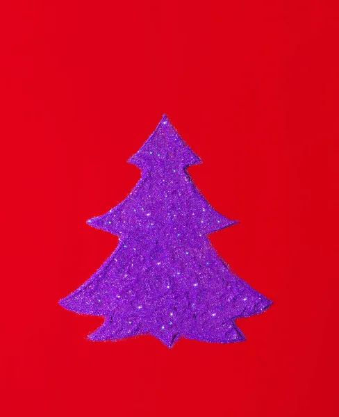 Forma Árvore Natal Criativo Feito Brilho Brilhante Roxo Fundo Vermelho — Fotografia de Stock
