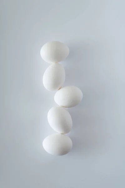 Белые Пасхальные Яйца Сложены Друг Друге Естественном Белом Фоне Дневном Стоковое Фото