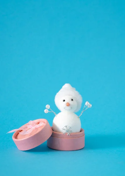 Biały Bałwan Płatkiem Śniegu Różowym Pudełku Pastelowym Niebieskim Tle Zimowe Obraz Stockowy