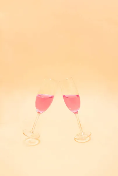 Pezsgőspoharak Rózsaszínű Borral Pasztell Peachy Gradiens Háttérrel Téli Karácsonyi Újévi — Stock Fotó